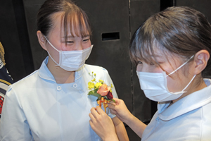 コサージュを胸につけていただいて、にっこり