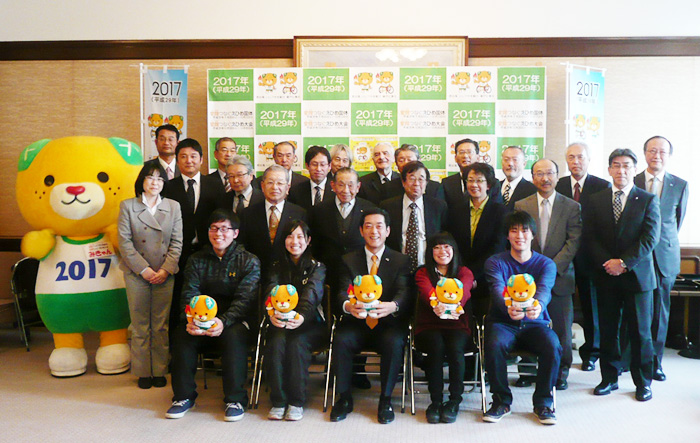 委嘱状贈呈式での集合写真