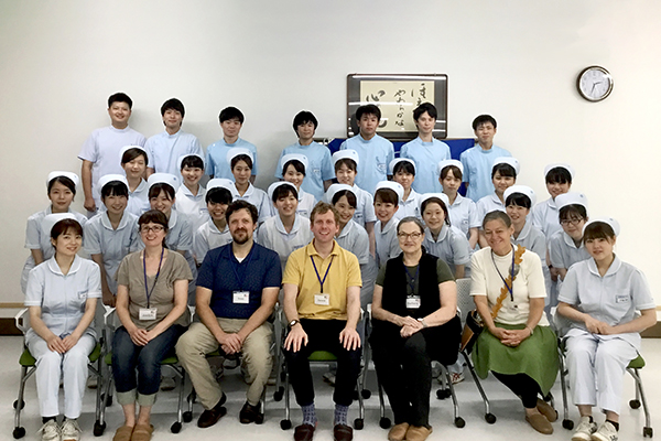 本校講師及び4名の外国人の先生方とともに集合写真