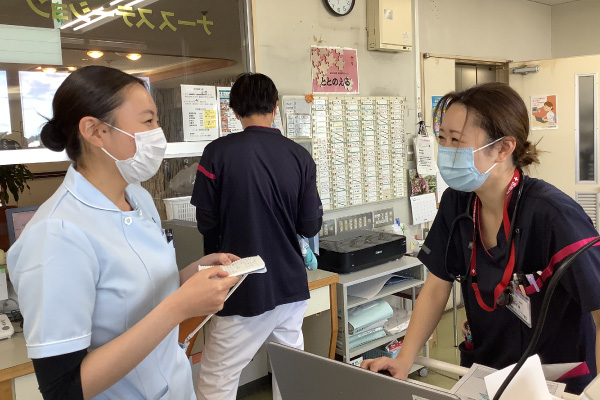 坪井先生と下山途中の劇場跡にて