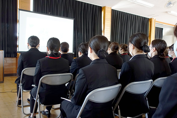 学校の紹介を真剣に聴いています