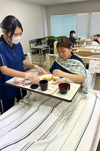 ペースト状の食事を試食