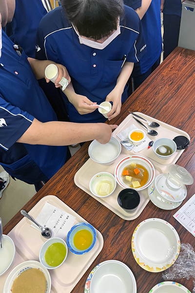 座っての食事介助