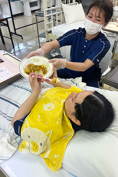 寝た状態での食事介助