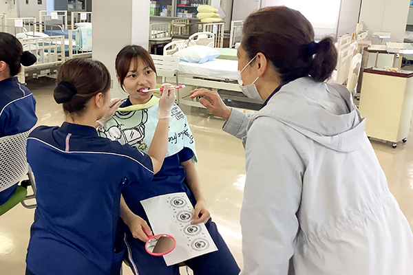 歯科医師の指導による口腔ケア