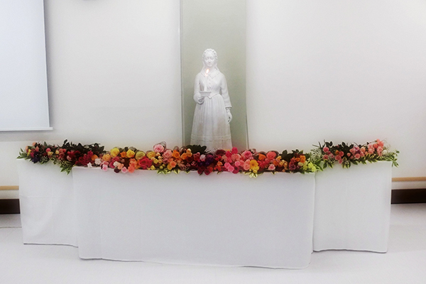 看護の日 記念行事「ナイチンゲール像と献花」