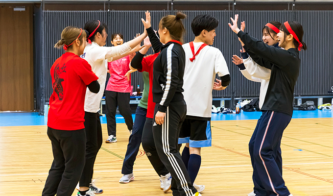 勝利のハイタッチ